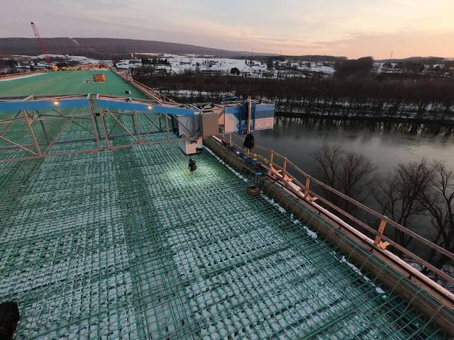 TyBot gantry spanning a bridge deck.