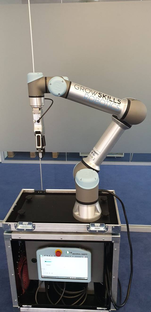 A Universal Robots arm on a flight case.